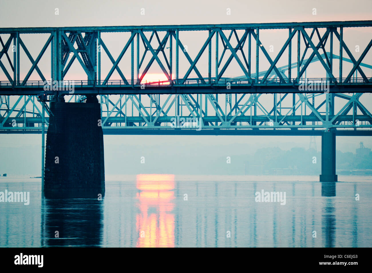 USA, Kentucky, Louisville, Sunrise par Ohio River Banque D'Images