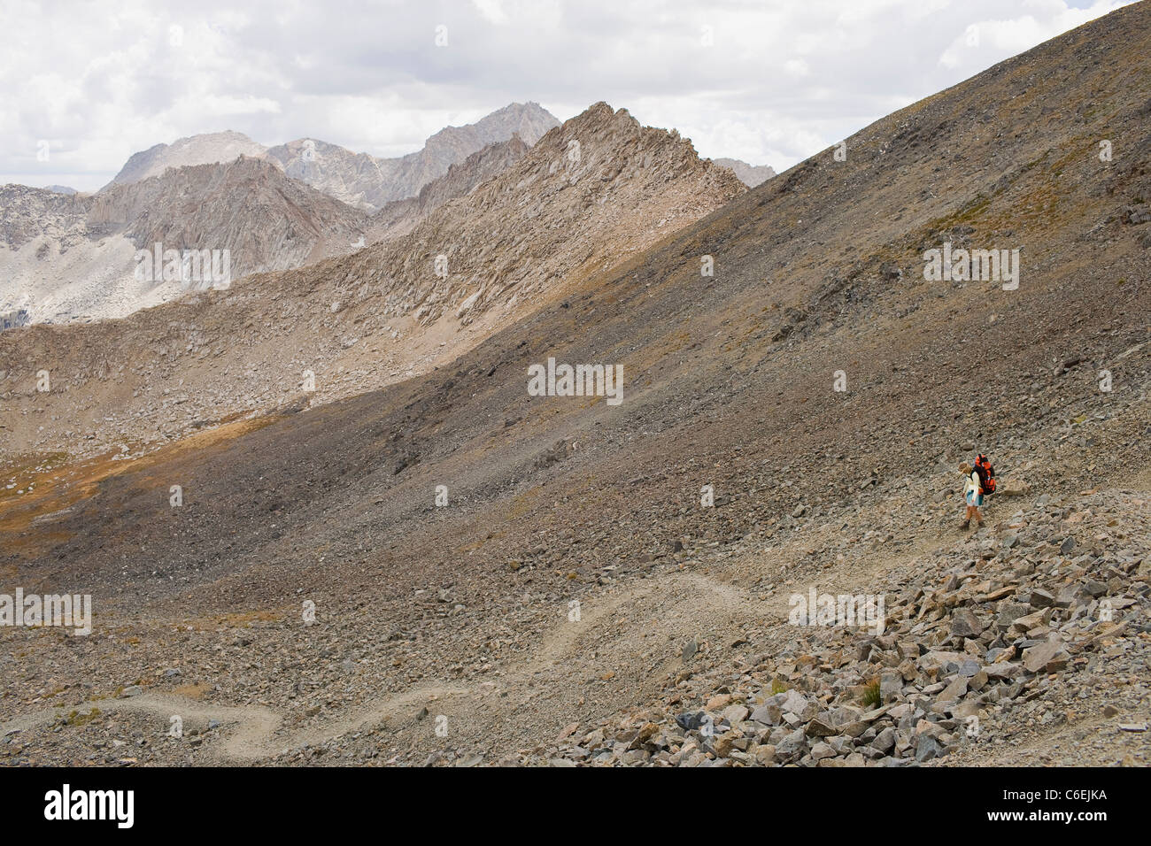 États-unis, Californie, Sequoia National Park, cinq lacs trail, randonneur marchant Banque D'Images