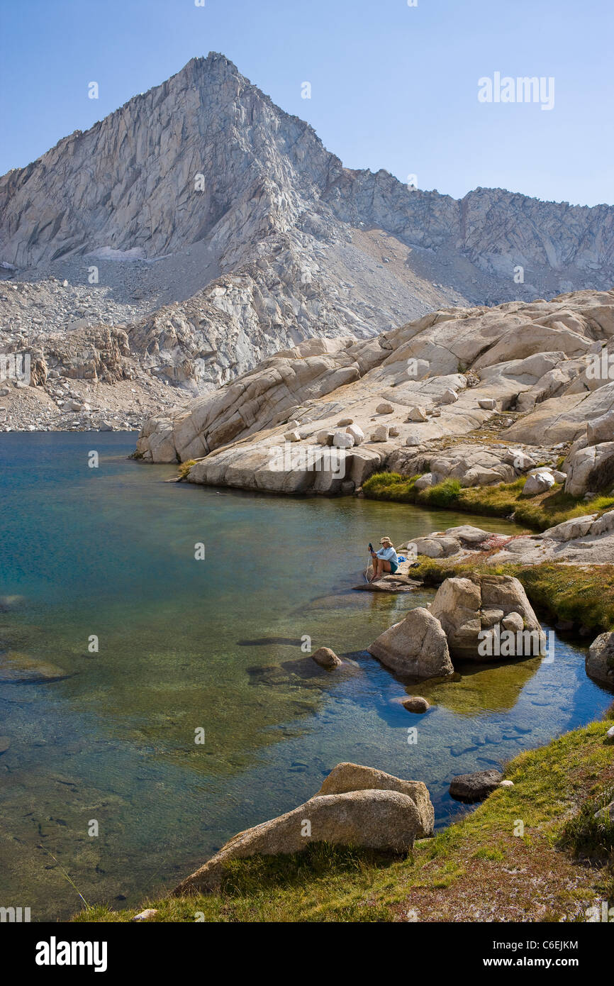 États-unis, Californie, Sequoia National Park, cinq lacs trail, randonneur assis au bord du lac Banque D'Images