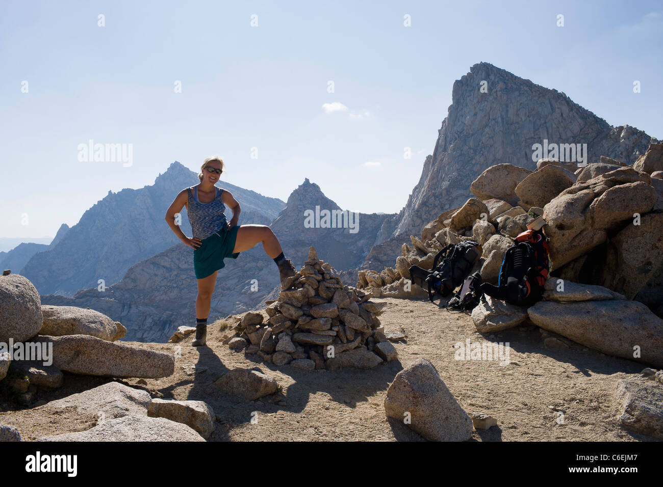 États-unis, Californie, Sequoia National Park, cinq lacs trail, Young hiker posing Banque D'Images