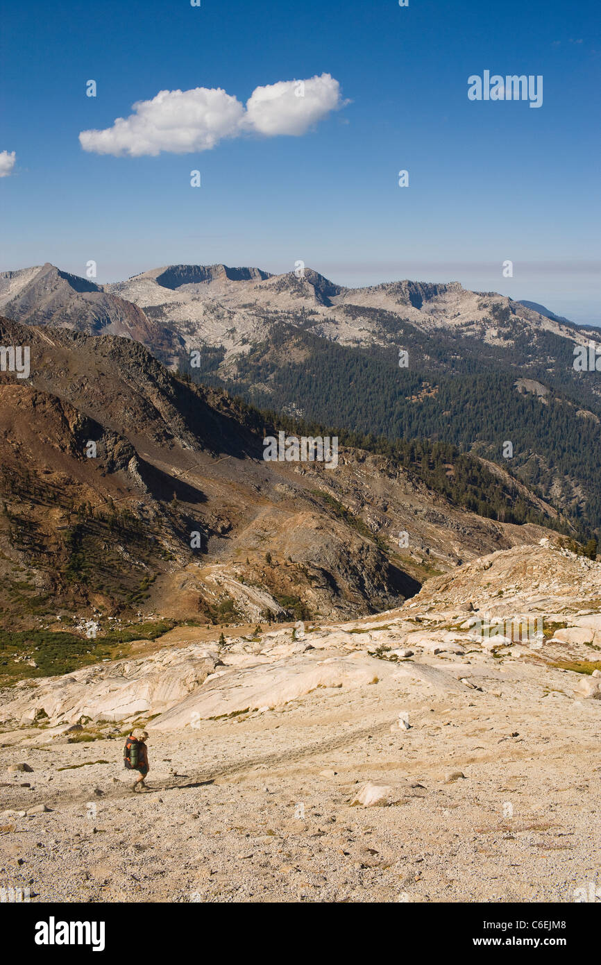 États-unis, Californie, Sequoia National Park, cinq lacs trail, randonneur marchant Banque D'Images