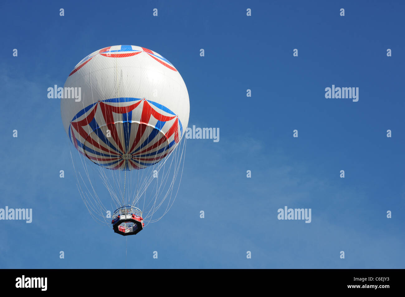 Hot Air Balloon photographié contre un ciel bleu Banque D'Images