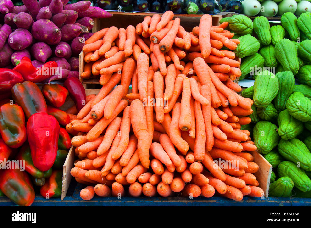 Affichage de légumes frais sur un marché sud-américain. Banque D'Images