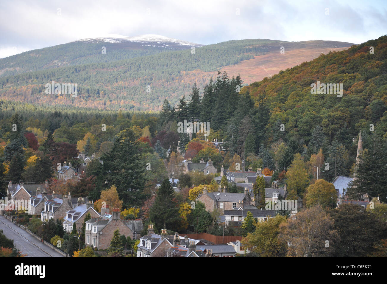 Image de la Grande Motte et l'église du village, dans l'Aberdeenshire, UK Banque D'Images