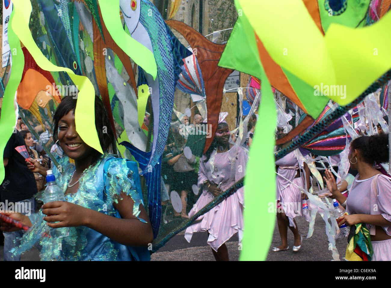 Les jeunes artistes prennent part à l'carnaval de Notting Hill, plus grand festival d'Europe. Banque D'Images