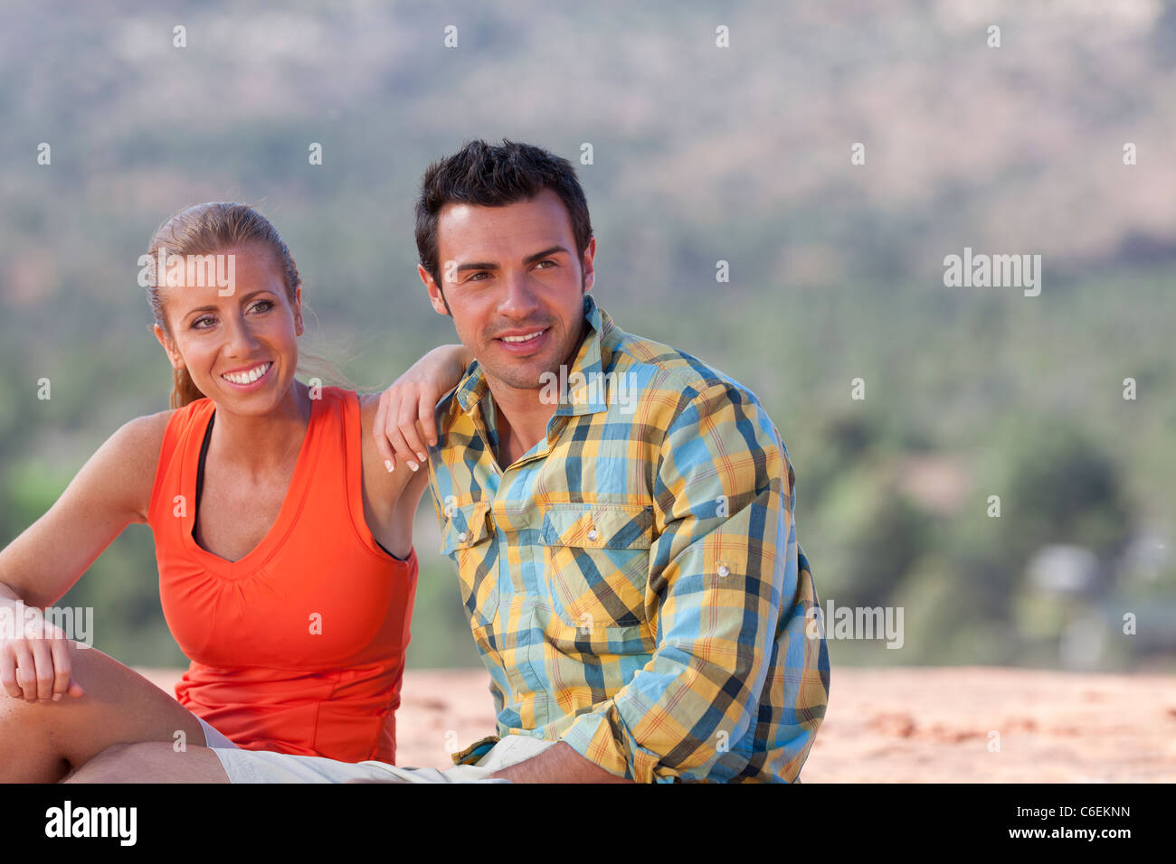 USA, Arizona, Sedona, jeune couple enjoying view au désert après la randonnée Banque D'Images