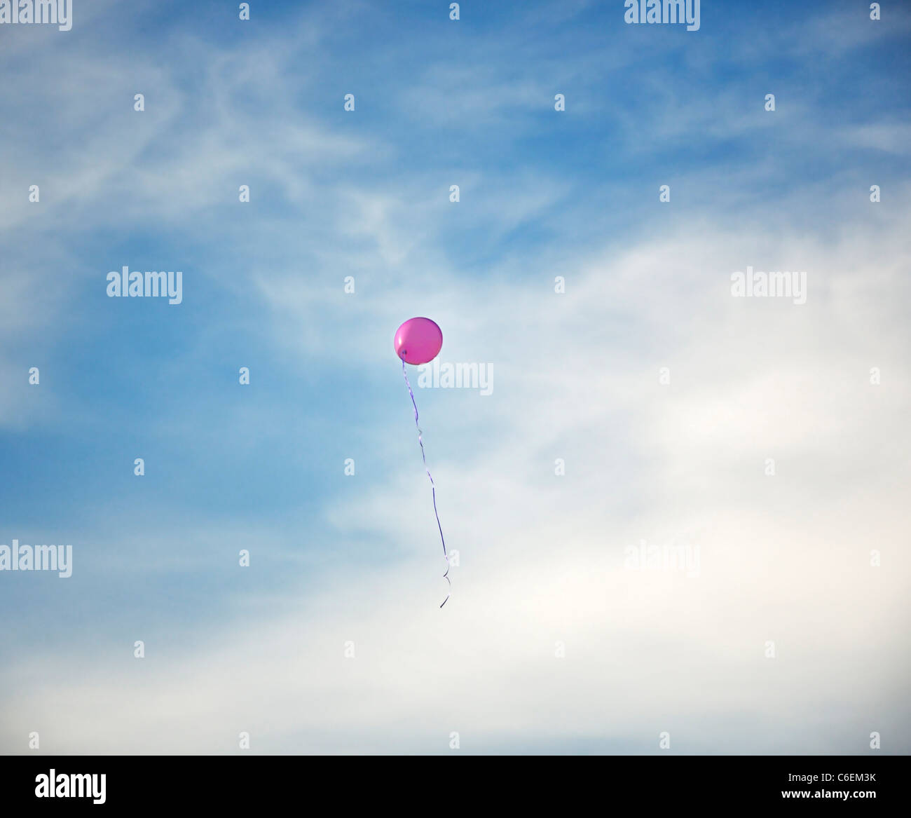 Ballon flottant dans le ciel Banque D'Images