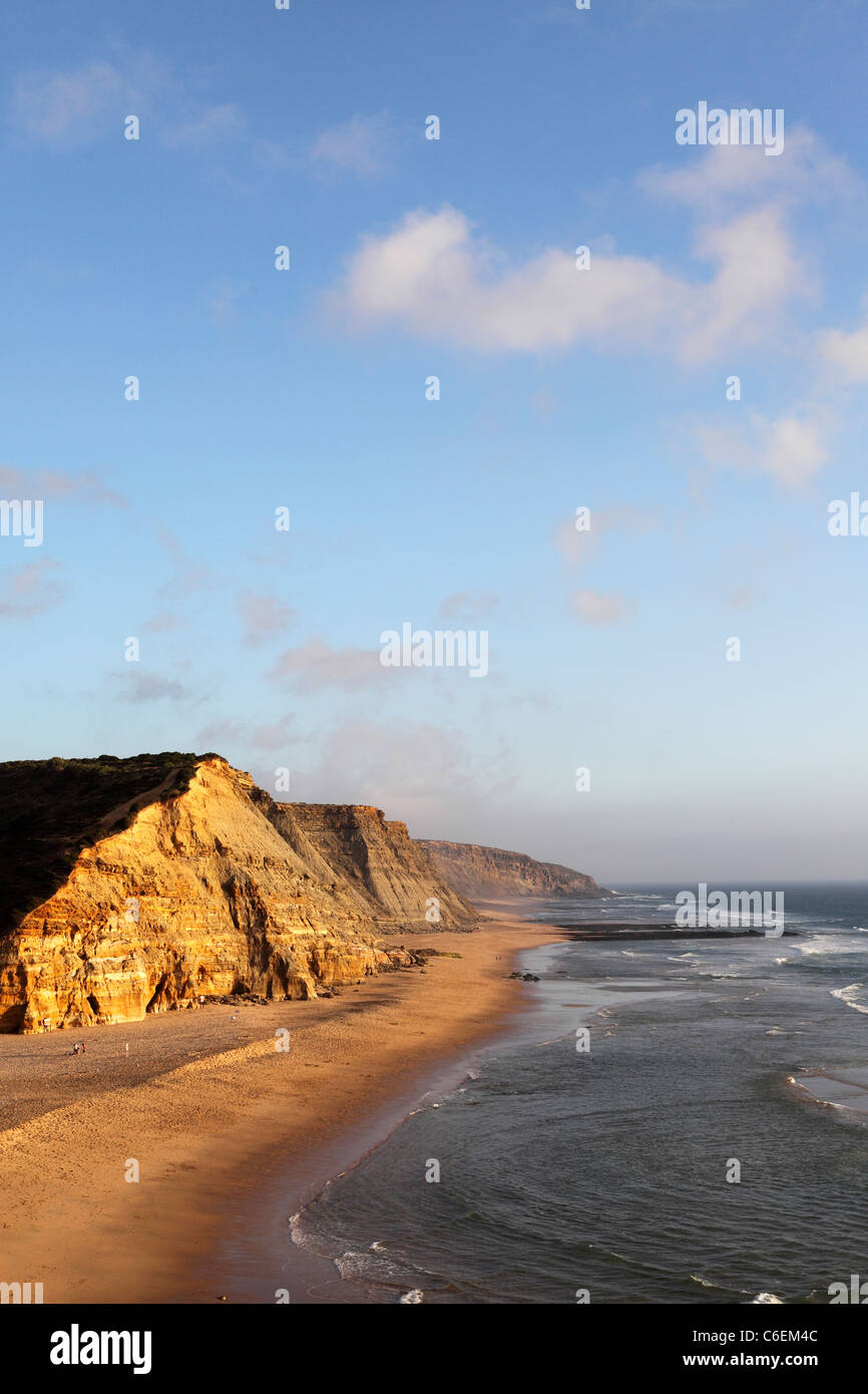 Falaises stratifiées près d'Ericeira, Portugal. Banque D'Images