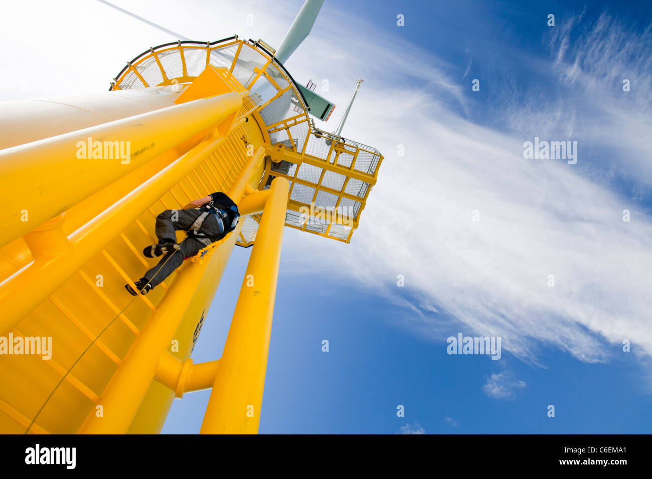 Un travailleur atteint d'une turbine, à l'éolien offshore Walney Banque D'Images
