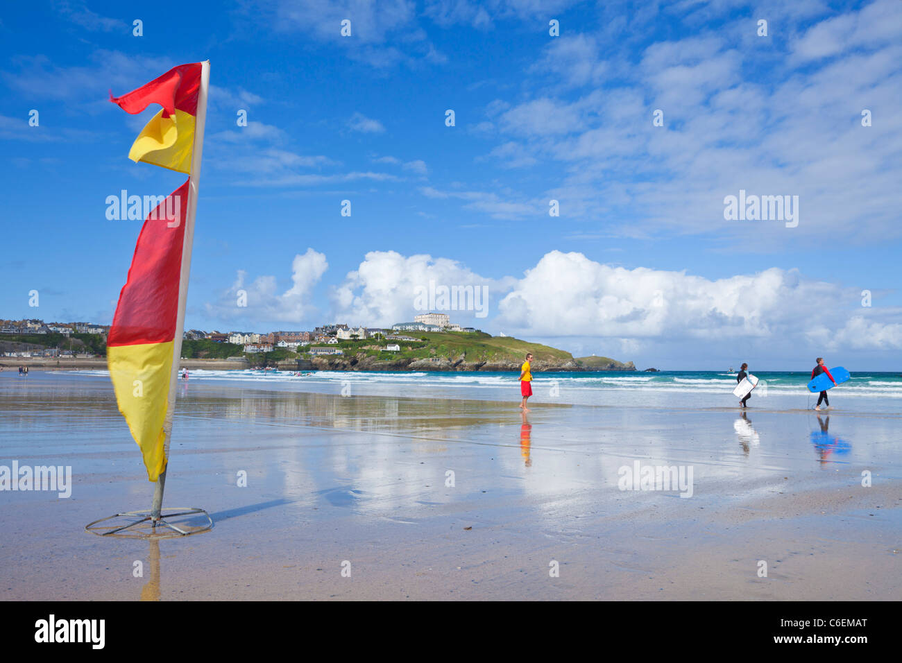 Lifeguard en devoir de drapeaux d'avertissement jaune et rouge sur les plages de Newquay Cornwall England UK GB EU Europe Banque D'Images