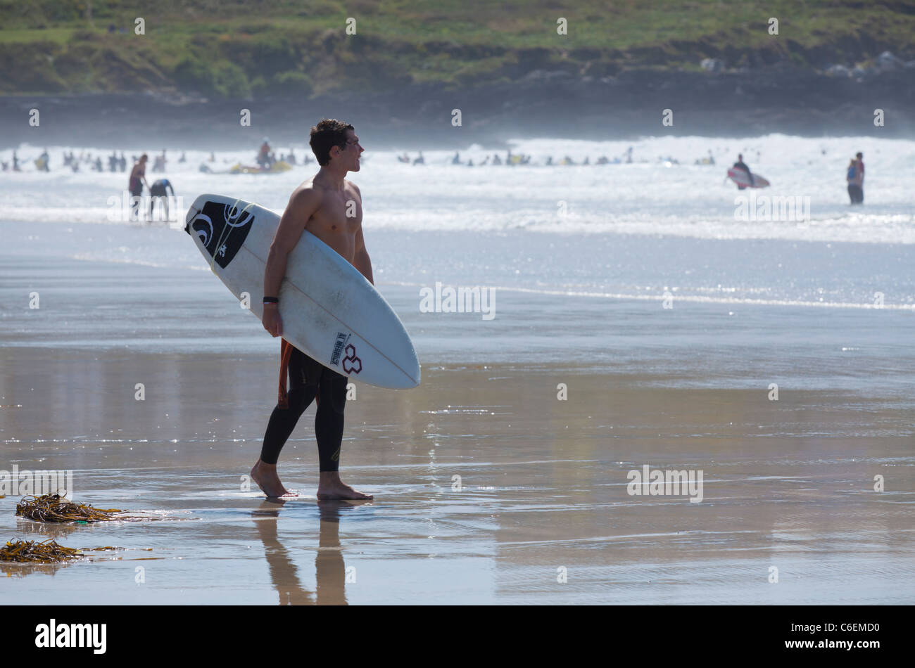 La plage de fistral surfers dans l'eau newquay Cornwall England UK GB Angleterre de l'UNION EUROPÉENNE Banque D'Images