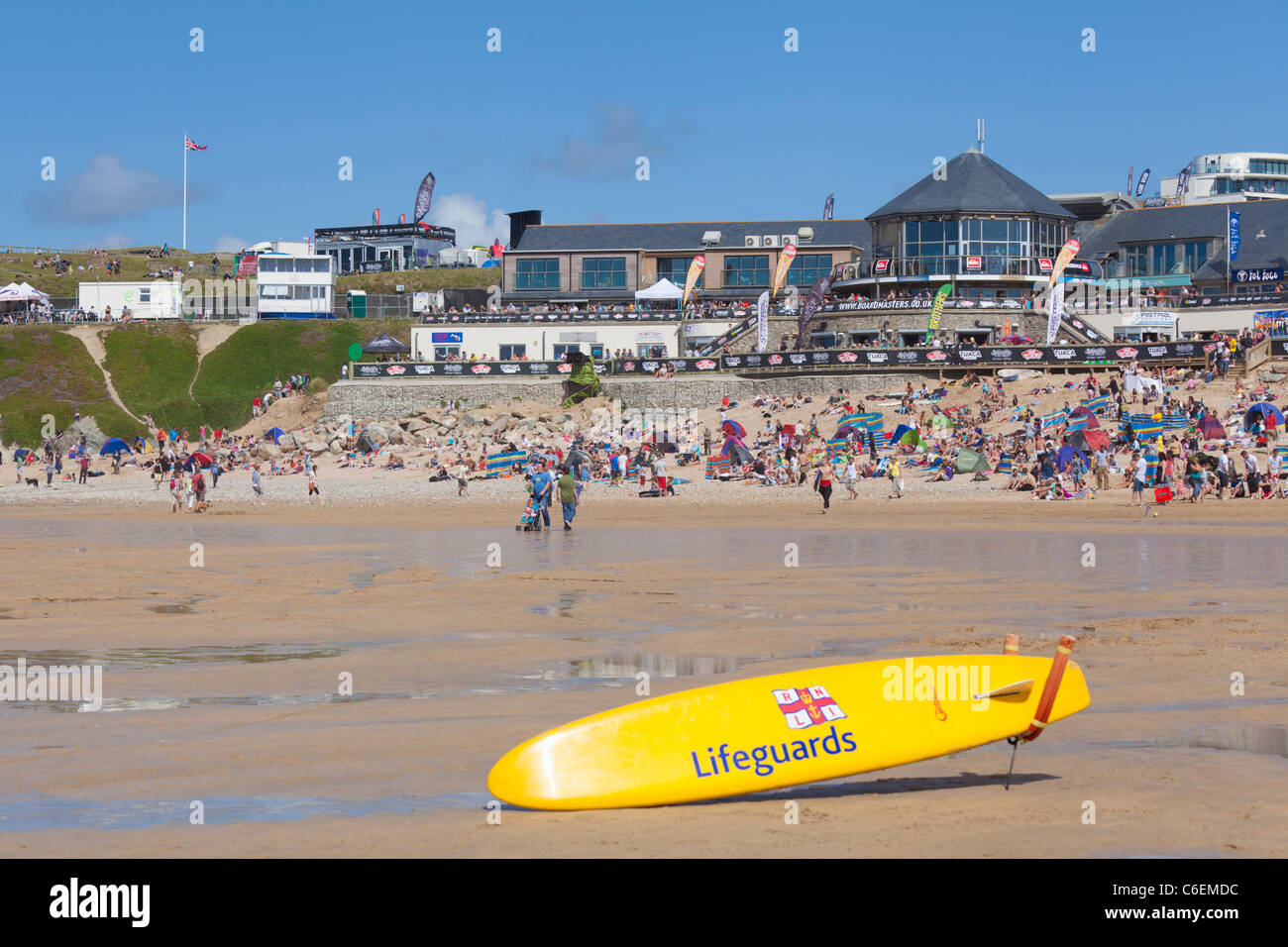 Jaune sauveteurs surf board coincé dans le sable sur la plage de Fistral Newquay Cornwall England UK GB EU Europe Banque D'Images
