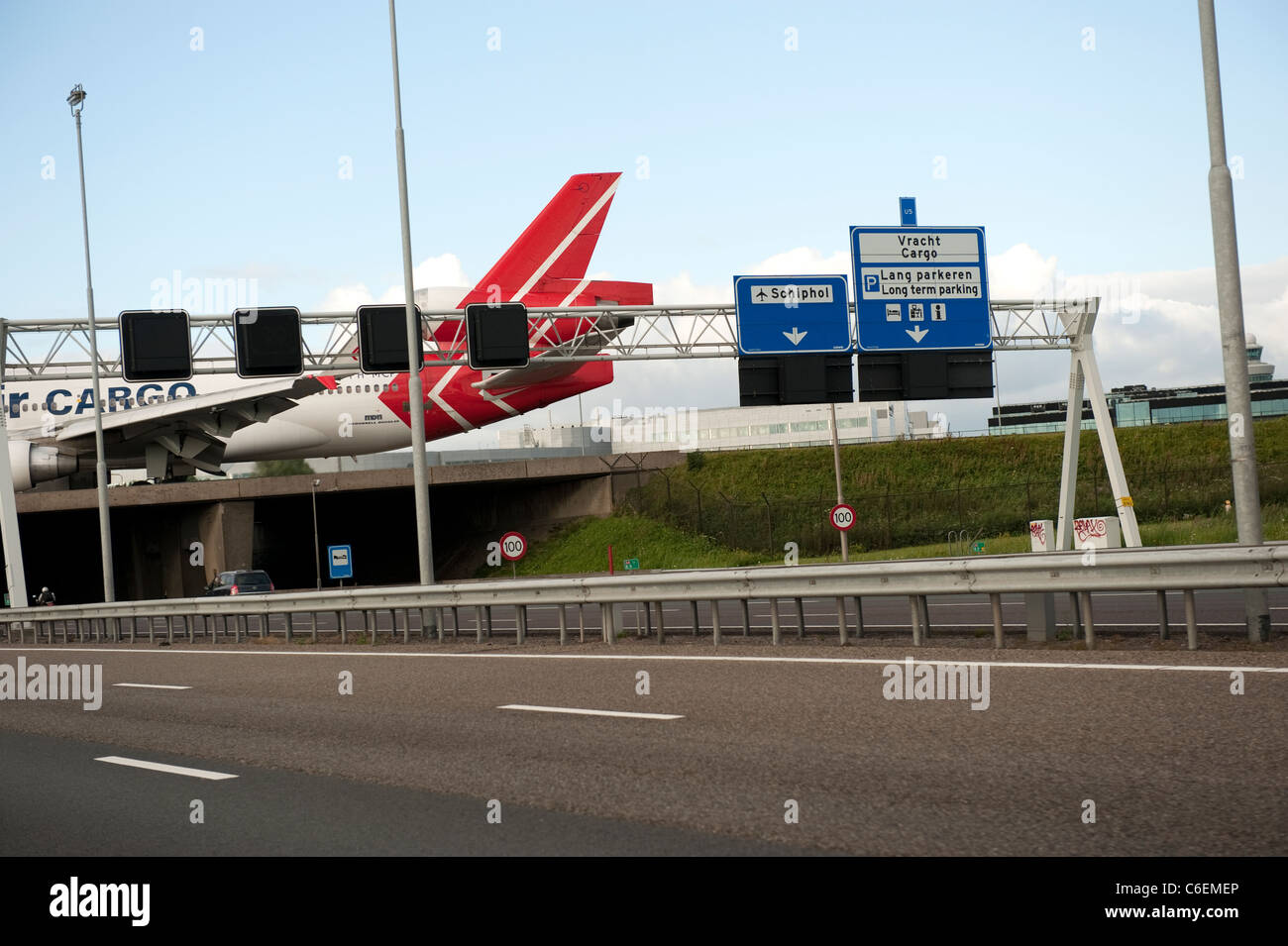 Avion au-dessus de la piste de la route l'aéroport de Schiphol Amsterdam  Hollande Pays-bas Europe Photo Stock - Alamy