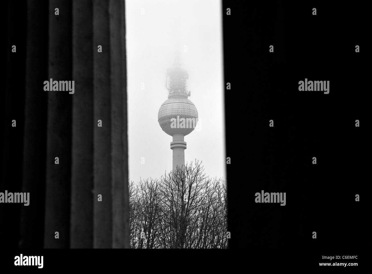 La tour de télévision de Berlin entre les piliers de l'Alte Galerie Nationale. Berlin, Allemagne. Banque D'Images
