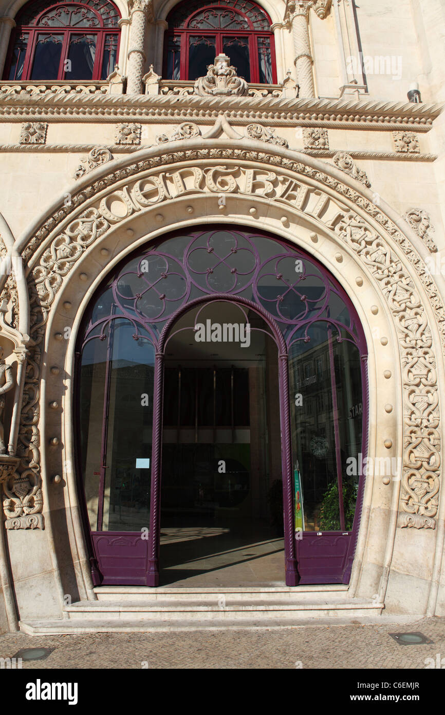 Une porte à la gare du Rossio, dans le centre de Lisbonne, Portugal. L'arche est Neo-Manueline au style architectural. Banque D'Images