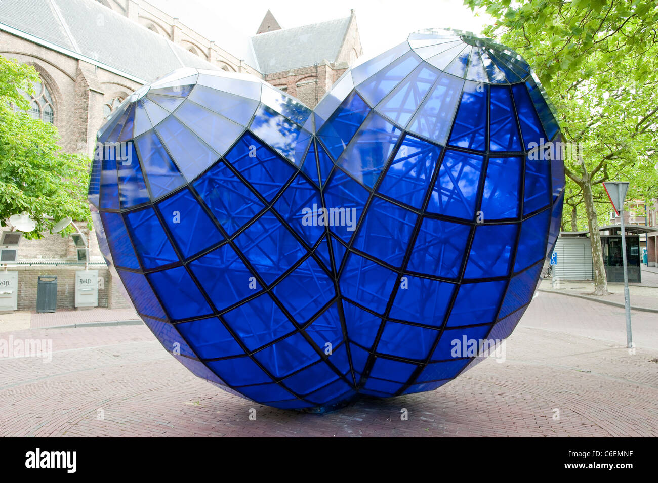 Big Blue Glass Heart Love Delft Hollande Pays-bas Europe Banque D'Images