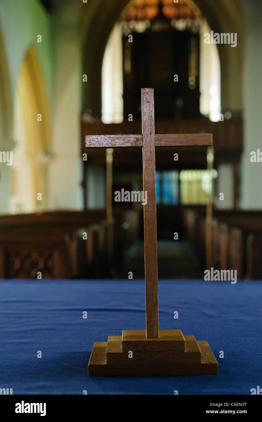 Croix de bois sur l'autel dans une vieille église Banque D'Images
