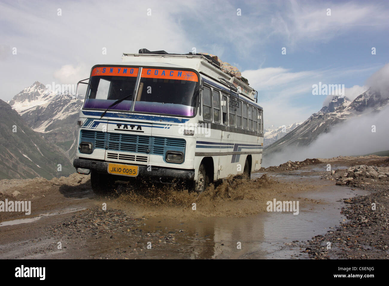 Indian bus négocie le passage dangereux rhotang élevé dans l'himalaya sur la route de leh ladakh inde Banque D'Images