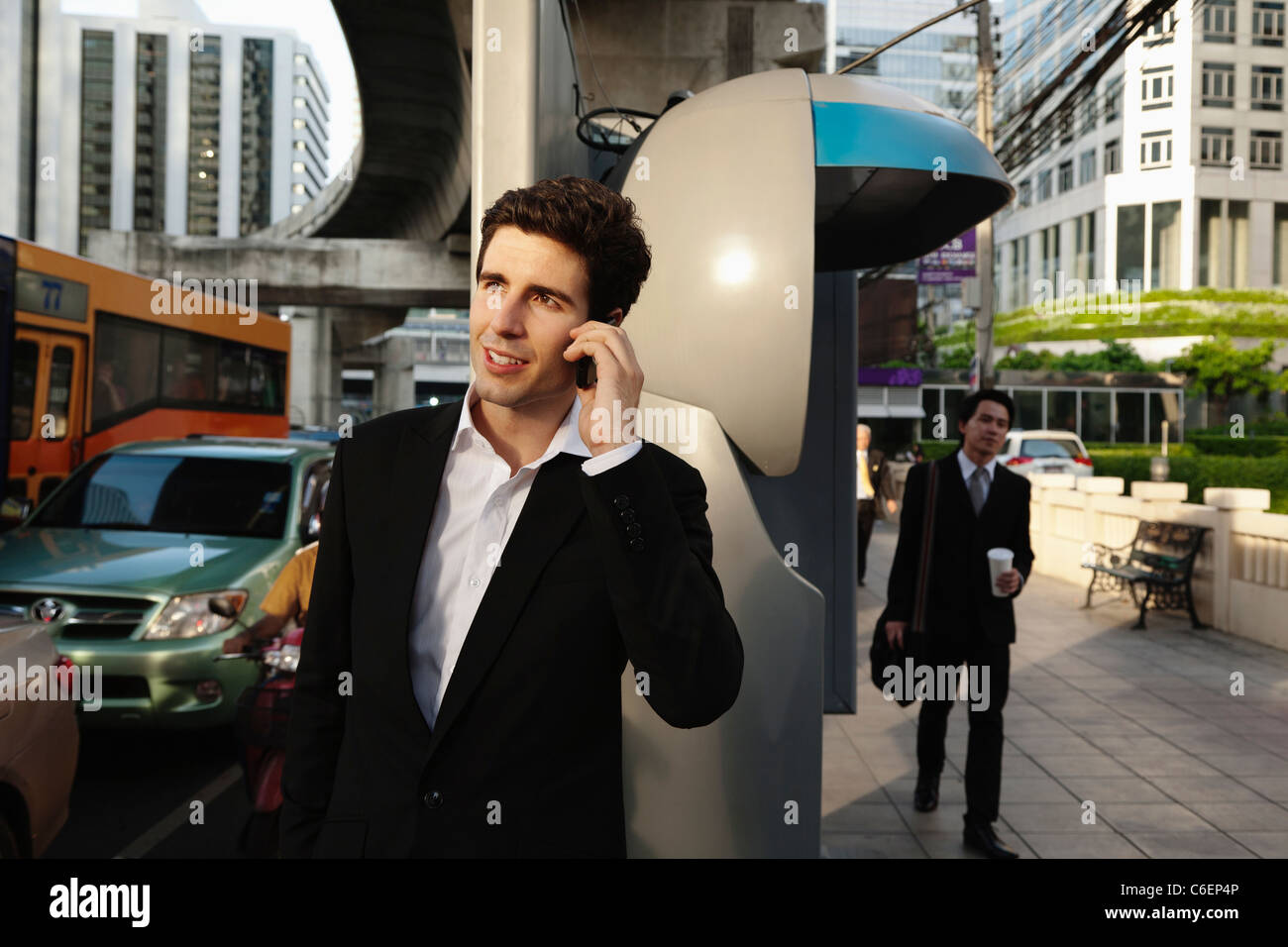 Caucasian businessman talking on cell phone Banque D'Images