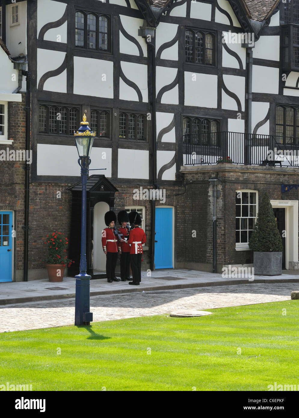 Relève de la garde à la maison de la Reine, la Tour de Londres, Londres, Angleterre 110709 39879  Banque D'Images