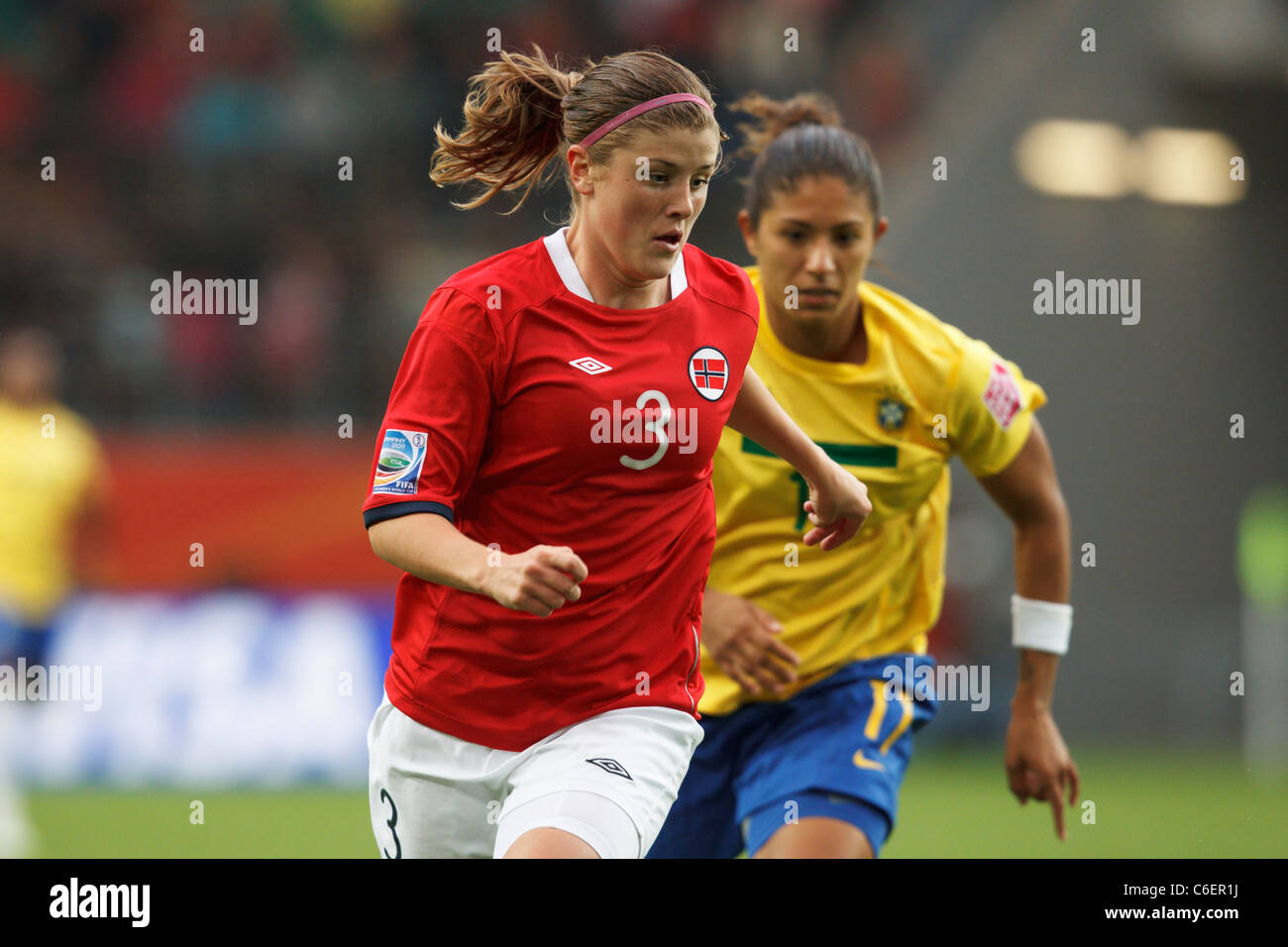 WOLFSBURG, ALLEMAGNE - 3 JUILLET : la norvégienne Maren Mjelde (3) en action lors d'un match de la Coupe du monde féminine de la FIFA du Groupe d contre le Brésil le 3 juillet 2011 à l'Arena Im Allerpark de Wolfsburg, en Allemagne. Usage éditorial exclusif. Utilisation commerciale interdite. (Photographie de Jonathan Paul Larsen / Diadem images) Banque D'Images WOLFSBURG, ALLEMAGNE - 3 JUILLET : la norvégienne Maren Mjelde (3) en action lors d'un match de la Coupe du monde féminine de la FIFA du Groupe d contre le Brésil le 3 juillet 2011 à l'Arena Im Allerpark de Wolfsburg, en Allemagne. Usage éditorial exclusif. Utilisation commerciale interdite. (Photographie de Jonathan Paul Larsen / Diadem images) Banque D'Images