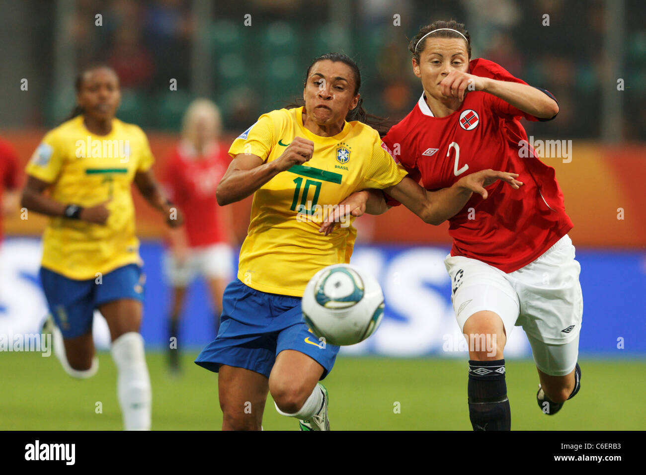 Marta du Brésil (10) et Nora Holstad berge de la Norvège (2) Course à la balle pendant un match de football de la Coupe du Monde le 3 juillet 2011 Banque D'Images