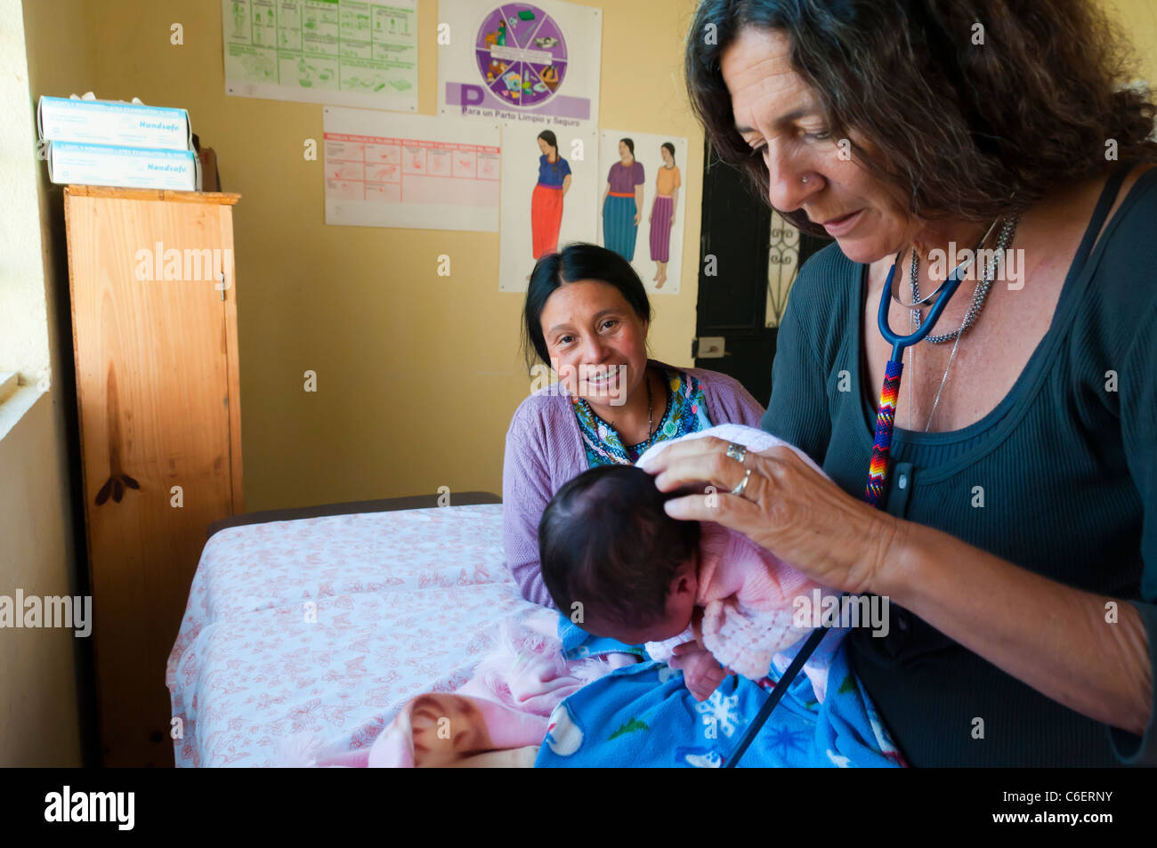 L'examen d'un fournisseur de soins de santé étrangers bébé Maya lors d'une clinique gratuite dans la région d'Atitlan Guatemala Banque D'Images