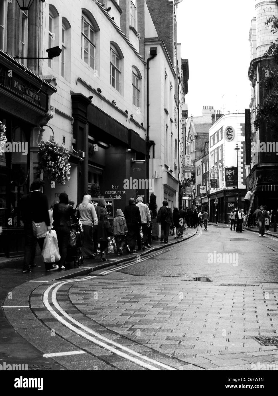 La ville de Londres Royaume-Uni Grande-Bretagne Royaume-Uni street personnes bus bâtiments post box mono noir et blanc b&w tourisme carte postale Banque D'Images