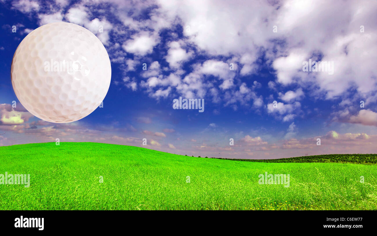 Balle de golf dans un terrain de golf vert Banque D'Images