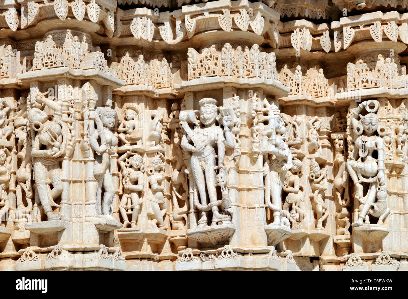 Inticate frise sculptées en pierre Neminath Jain temple Ranakpur Rajasthan Inde Banque D'Images