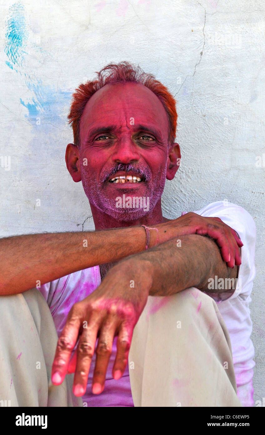 Homme avec visage peint après avoir célébré la fête de Holi Jojawar le Rajasthan en Inde Banque D'Images