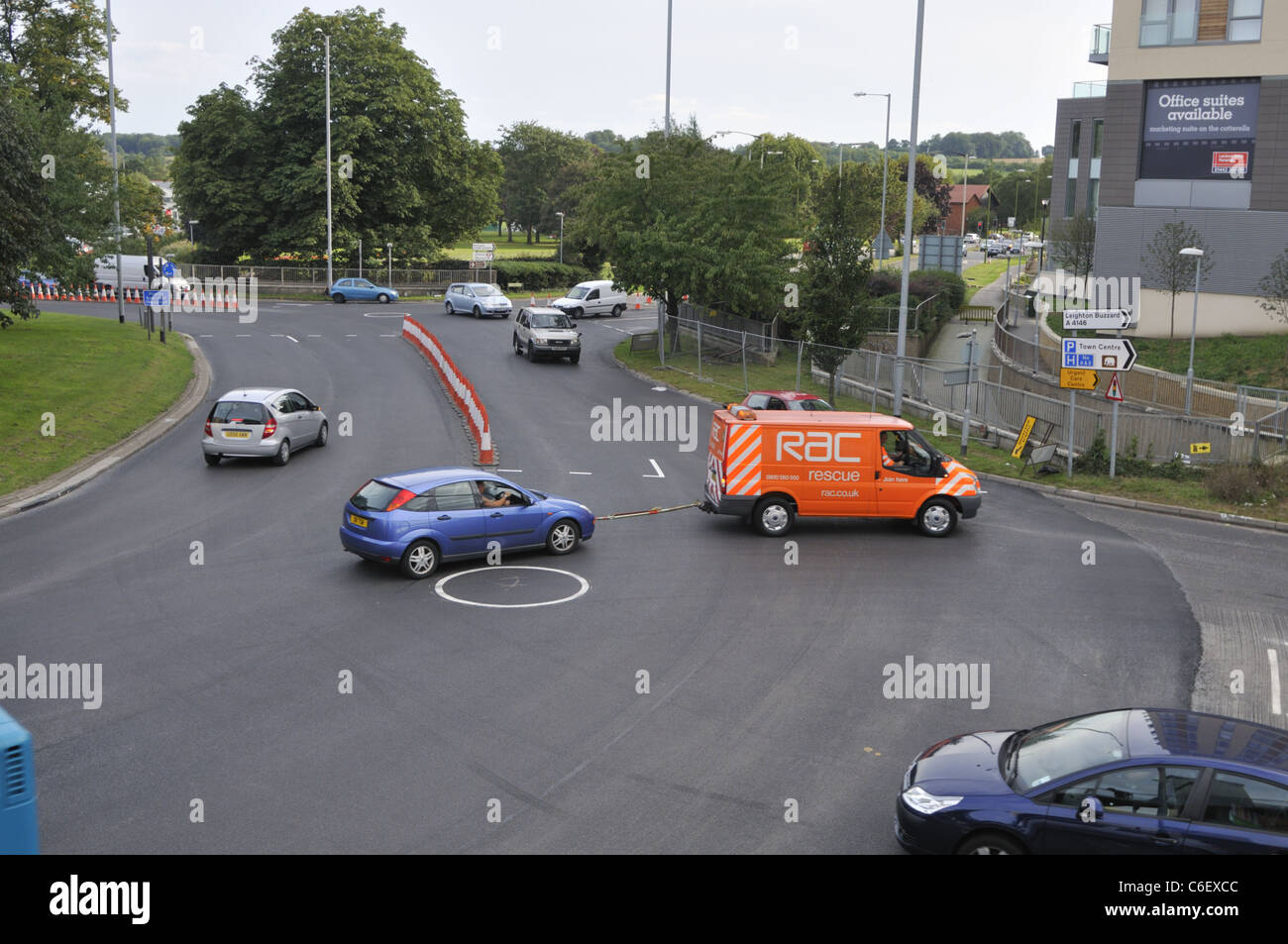 Van RAC Remorquage d'une voiture sur le nouveau rond-point magic Hemel Hempstead refait surface, au Royaume-Uni. Banque D'Images