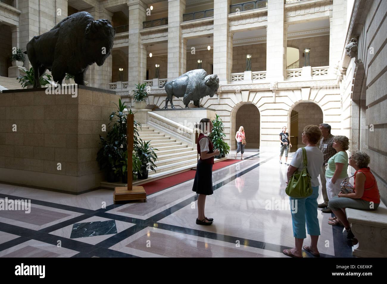 Tour guide montrant tour partie autour de l'intérieur du Palais législatif du Manitoba Winnipeg Manitoba canada Banque D'Images