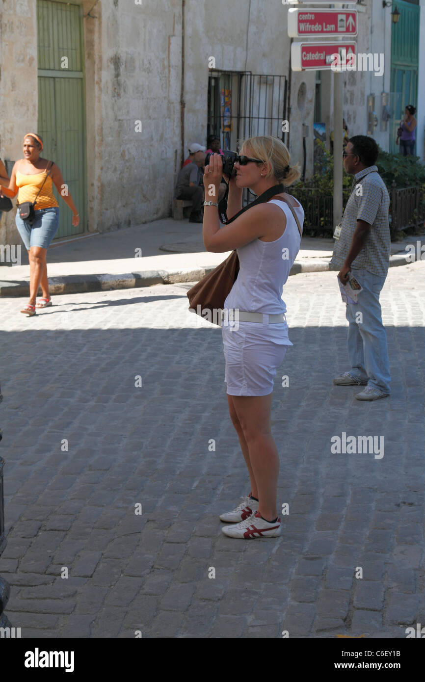 30 ans, blonde woman taking photo touristique dans la rue. La Havane, Cuba, octobre 2010 Banque D'Images