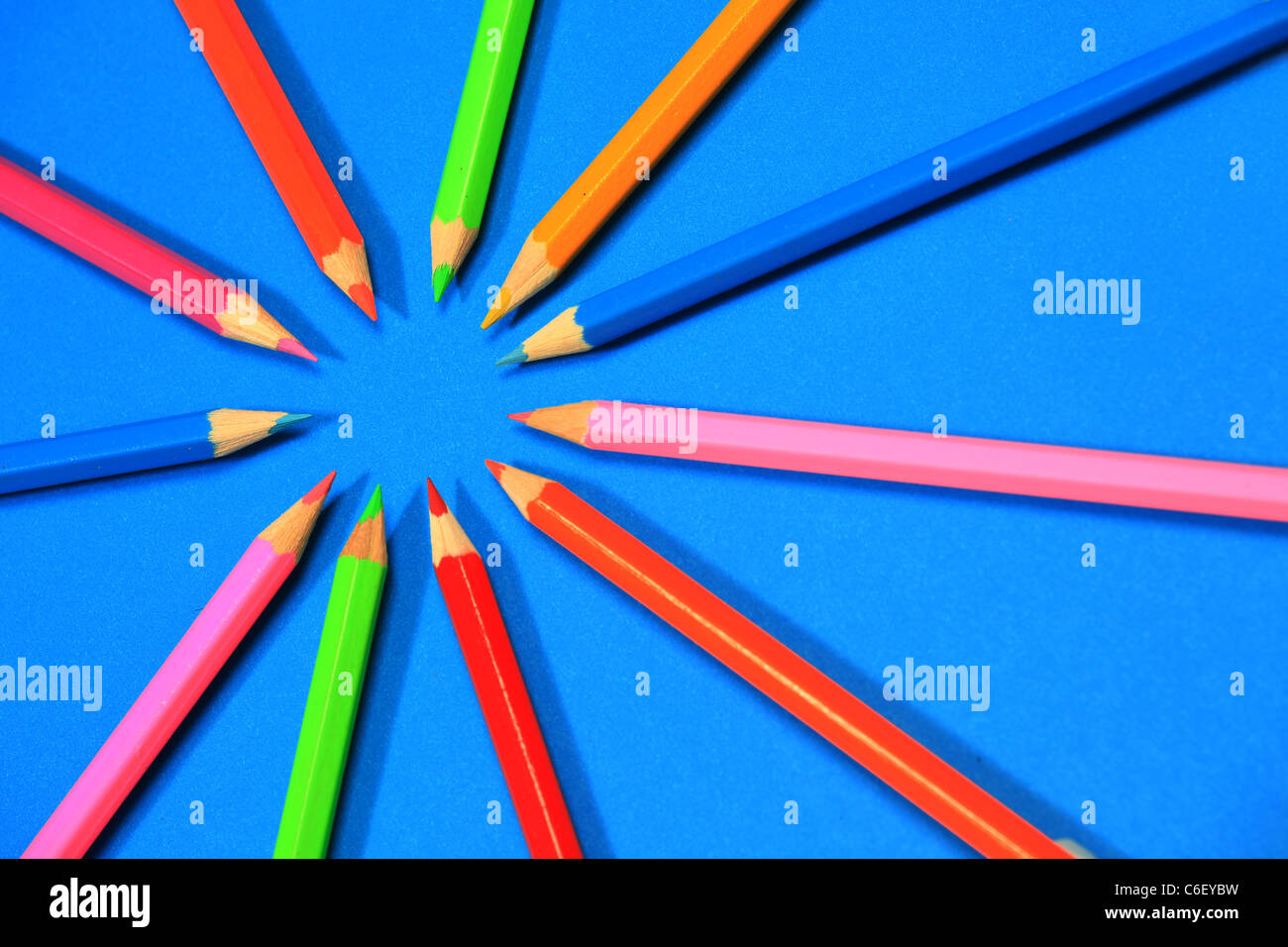 Multi-couleur crayons ou crayons dans un cercle Banque D'Images