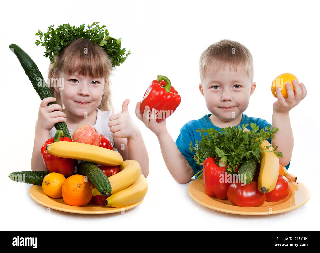 Les légumes et les fruits sont un aliment sain des enfants. Enfant tient différents légumes et fruits. Banque D'Images