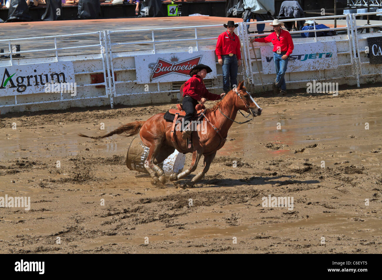 Les courses de barils au Stampede de Calgary. Un concurrent renverse le baril, l'ajout d'une pénalité de 5 secondes à son temps dans la course. Banque D'Images