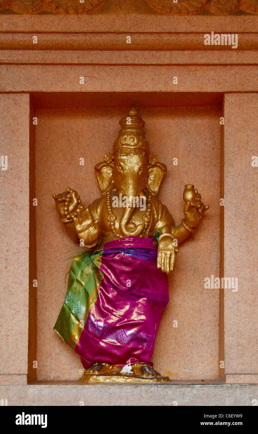 Statue d'or de Ganesh dans l'enceinte du temple à Batu Caves, Kuala Lumpur. Banque D'Images