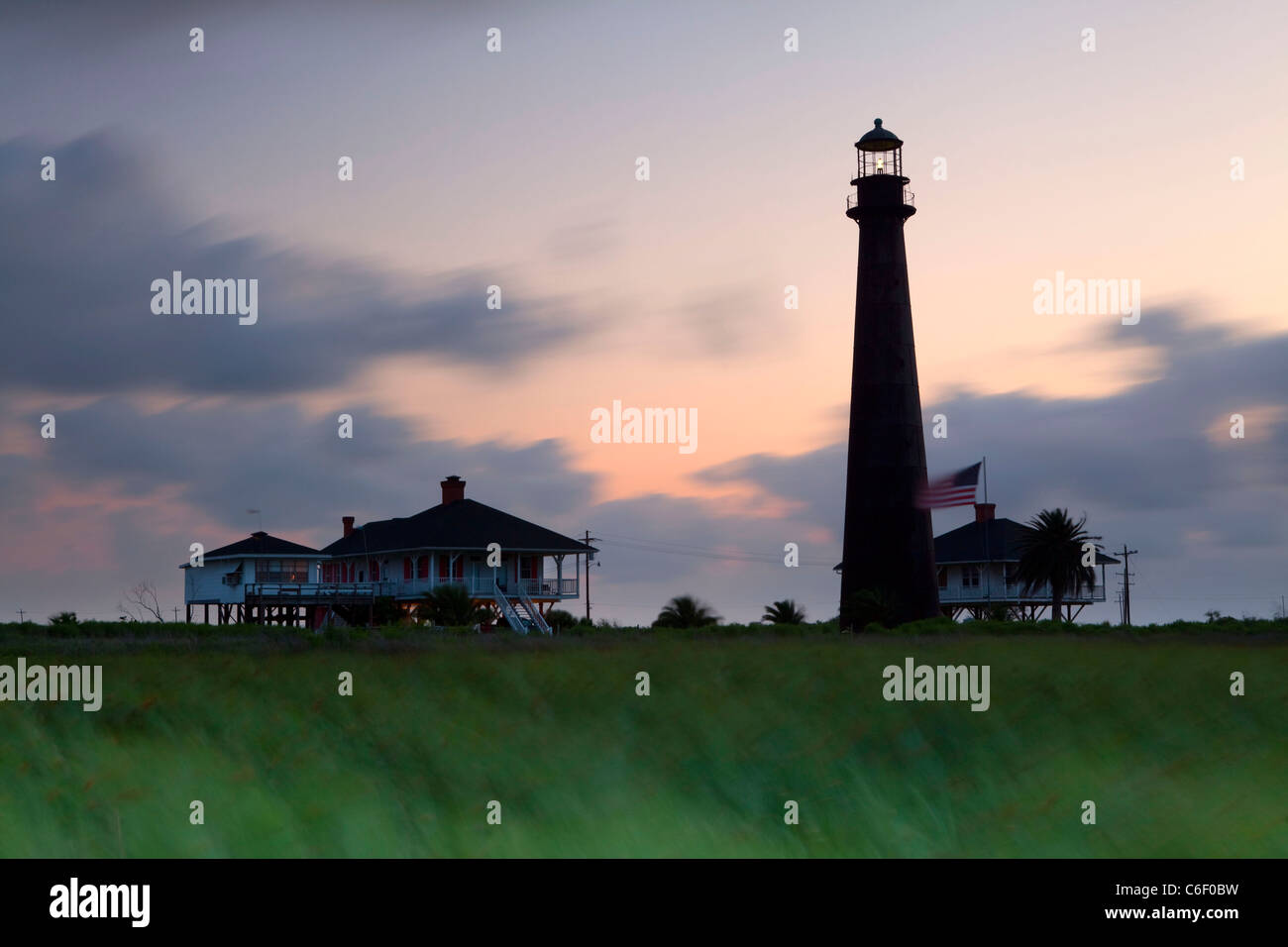 Tôt le matin, la lumière avec les nuages de tempête au point Bolivar phare, Galveston, Texas, la Côte du Golfe Banque D'Images