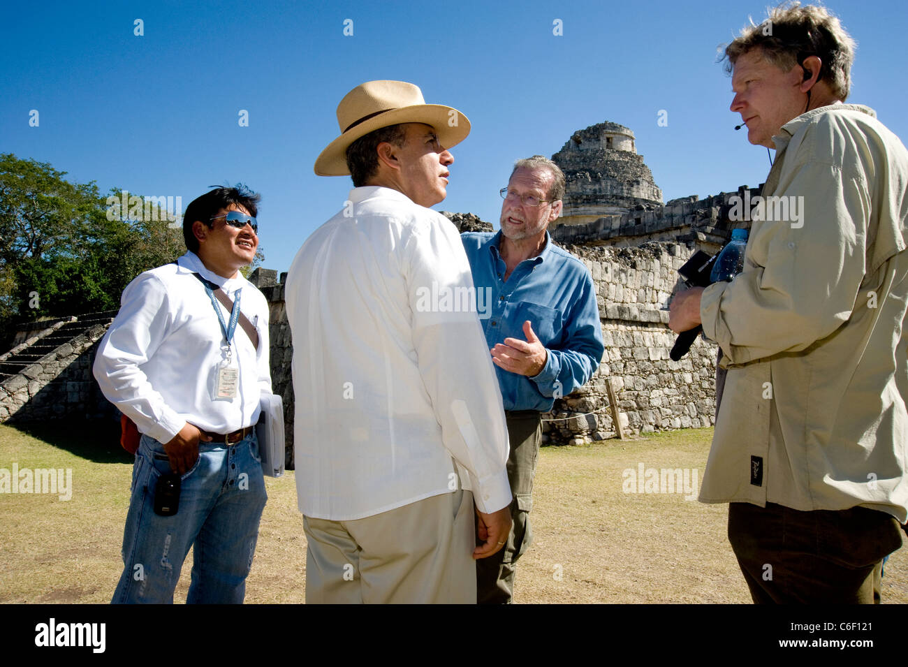Le Président Felipe Calderon du Mexique tours Chichen Itza avec Peter Greenberg Banque D'Images