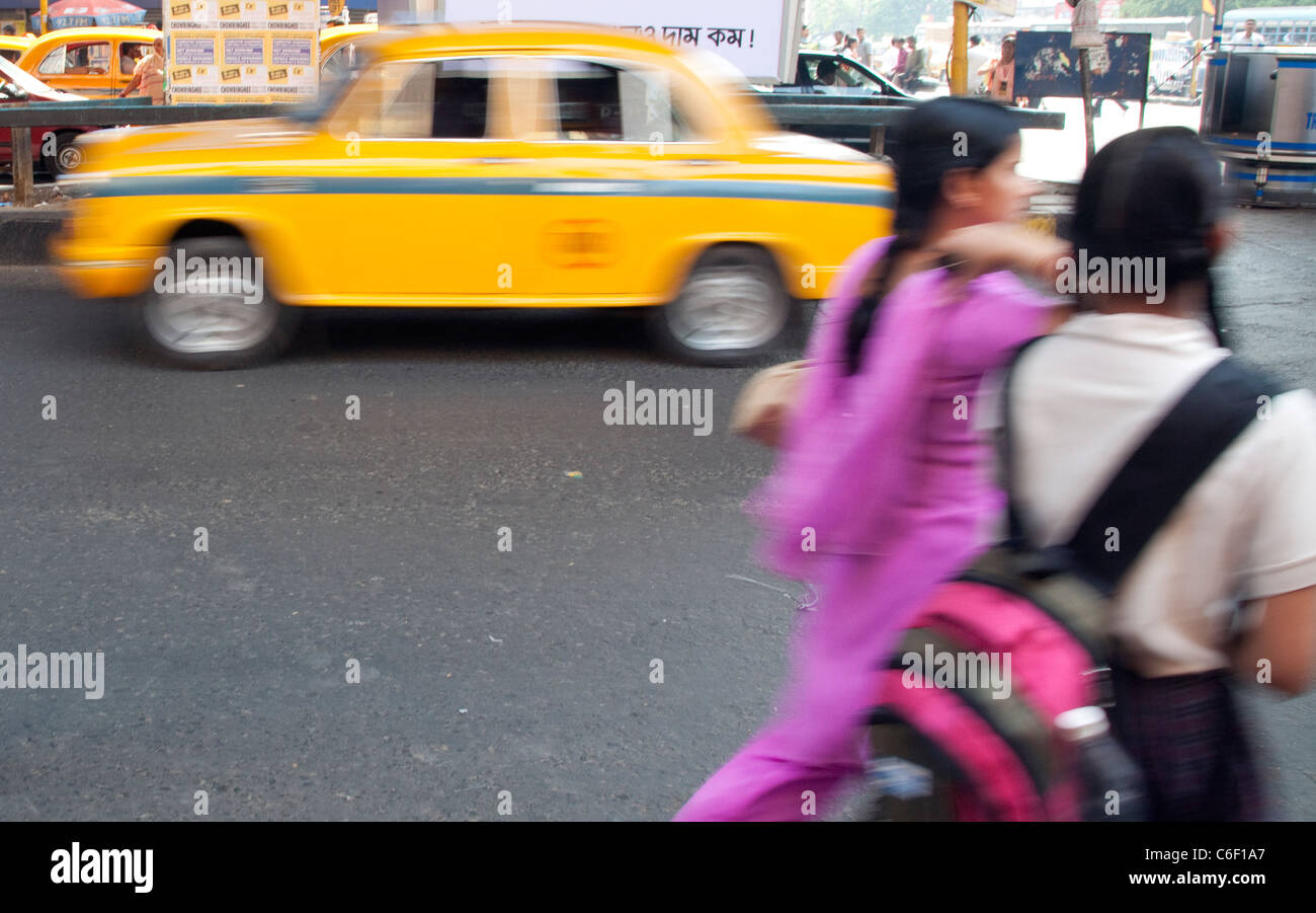 Les gens et le trafic dans les rues de Kolkata Banque D'Images