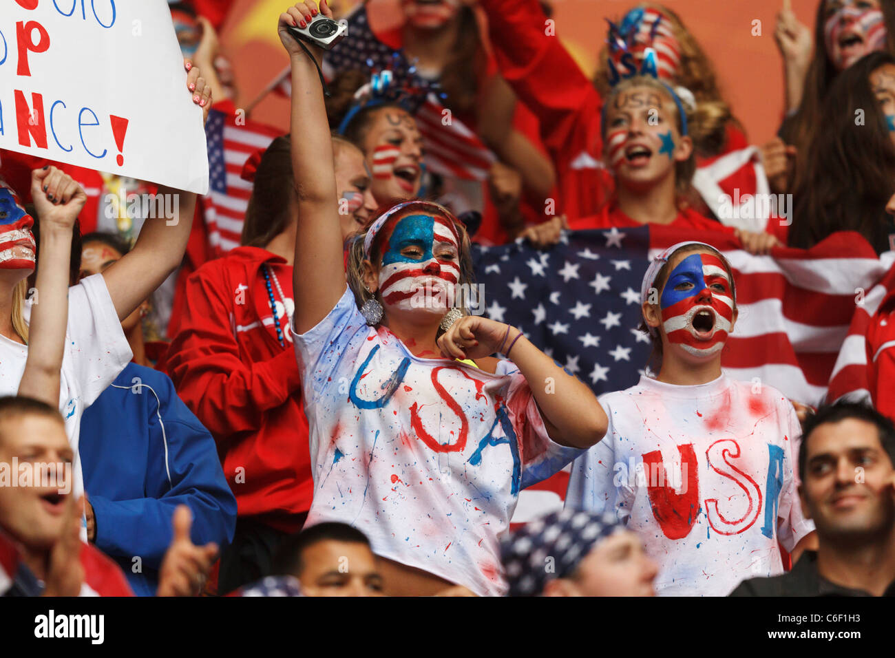 Les jeunes partisans Cheer USA après un but par les États-Unis contre la France en 2011 une Coupe du Monde féminine de la fifa match de demi-finale. Banque D'Images