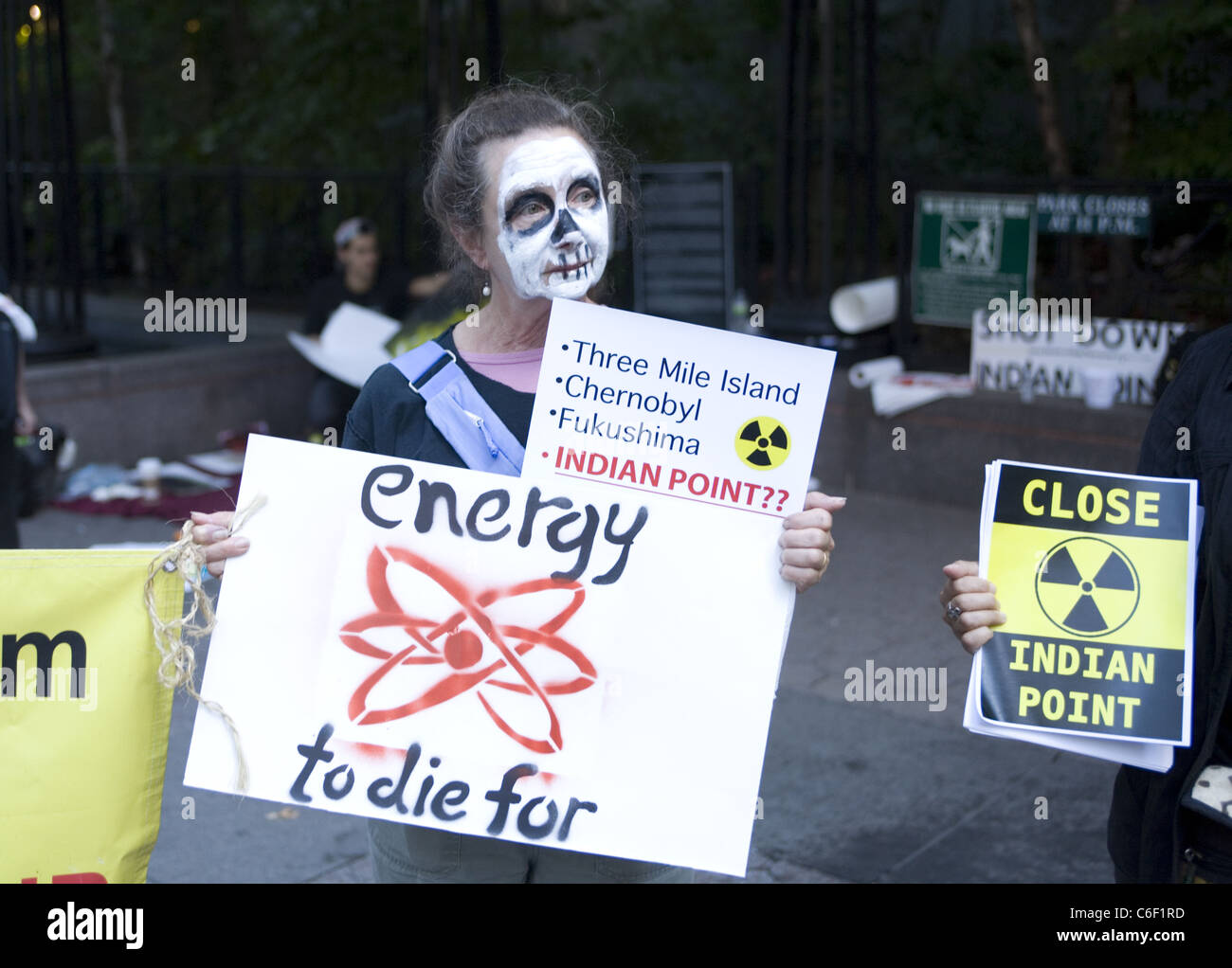 Rassemblement anti-nucléaire de fermer la centrale nucléaire d'Indian Point à Dag Hammarskjold Plaza à côté de l'Organisation des Nations Unies à New York. Banque D'Images