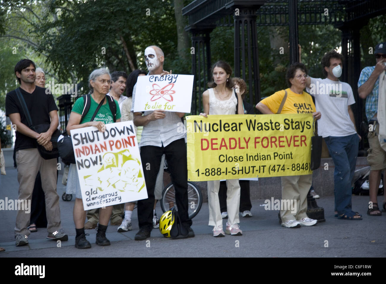 Rassemblement anti-nucléaire de fermer la centrale nucléaire d'Indian Point à Dag Hammarskjold Plaza à côté de l'Organisation des Nations Unies à New York. Banque D'Images