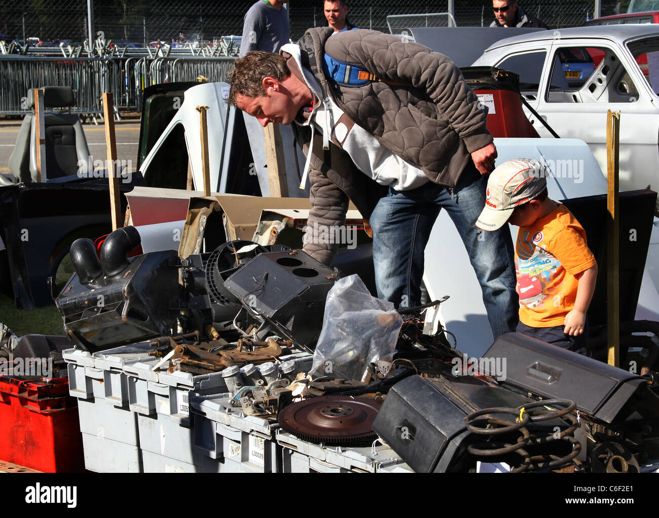 L'homme examinant chez auto pièces jumble sale. Banque D'Images