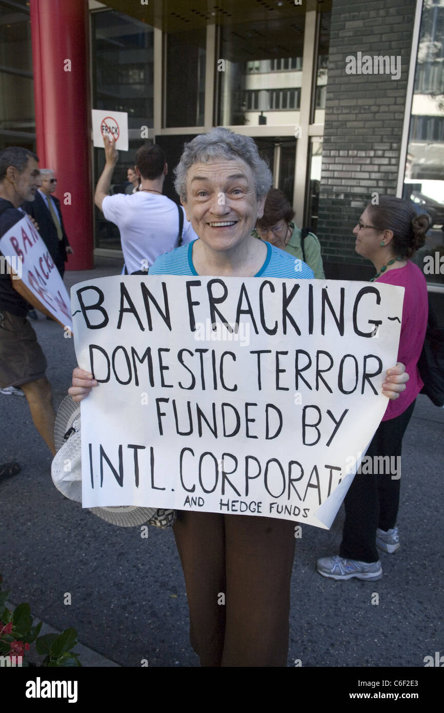 Les citoyens manifestent devant N.Y. Gov. Cuomo's Bureau de New York d'interdire l'eau sale, la technologie de la fracturation hydraulique polluantes Banque D'Images