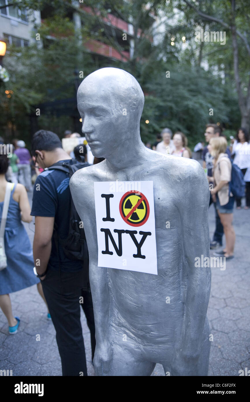 Rassemblement antinucléaire de fermer la centrale nucléaire d'Indian Point à Dag Hammarskjold Plaza à côté de l'Organisation des Nations Unies à New York. Banque D'Images