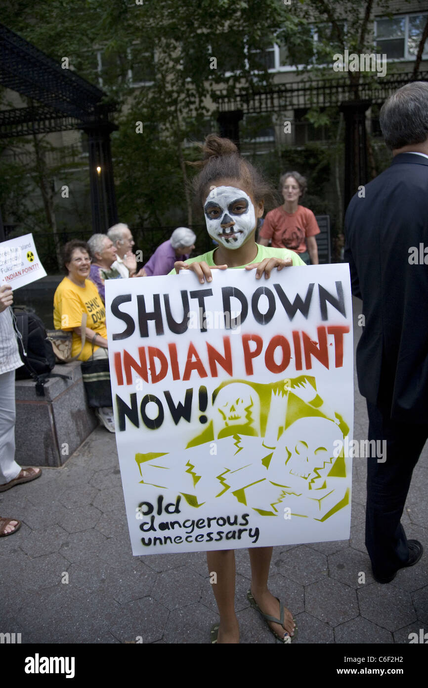 Rassemblement antinucléaire de fermer la centrale nucléaire d'Indian Point à Dag Hammarskjold Plaza à côté de l'Organisation des Nations Unies à New York. Banque D'Images