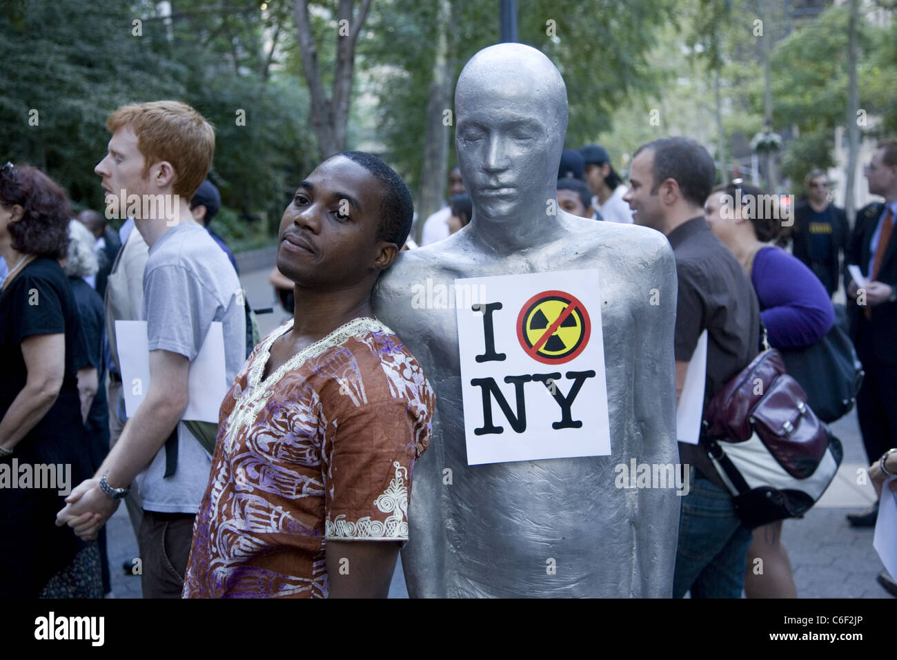 Rassemblement antinucléaire de fermer la centrale nucléaire d'Indian Point à Dag Hammarskjold Plaza à côté de l'Organisation des Nations Unies à New York. Banque D'Images