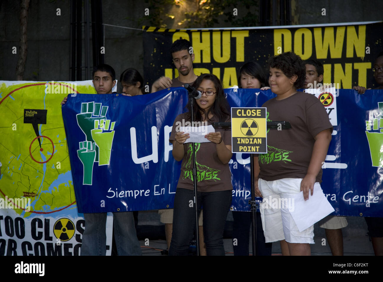 Rassemblement antinucléaire de fermer la centrale nucléaire d'Indian Point à Dag Hammarskjold Plaza New York. Les élèves du secondaire rally Banque D'Images